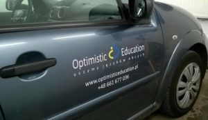 Oklejony samochód firmy Optimistic Education