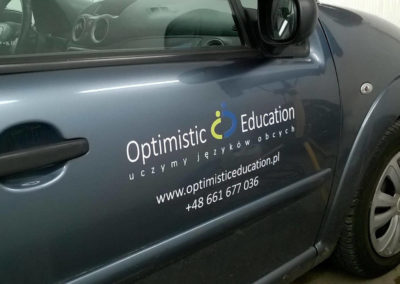 Oklejony samochód firmy Optimistic Education