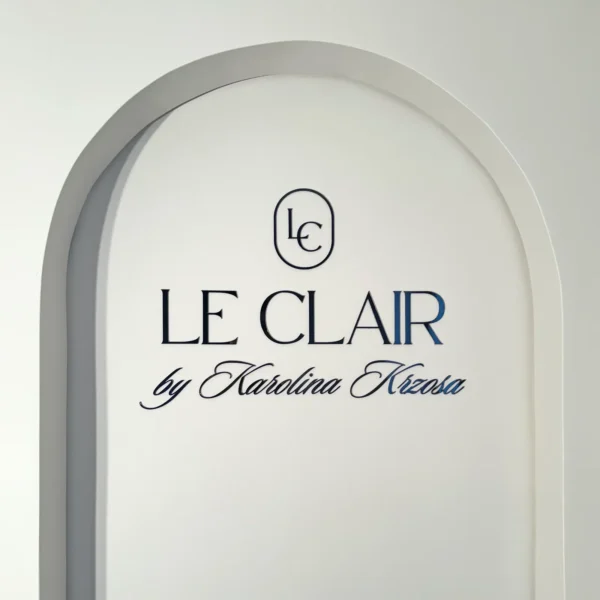 Logo z plexi na ściane w kolorze czarnym lusterkowym