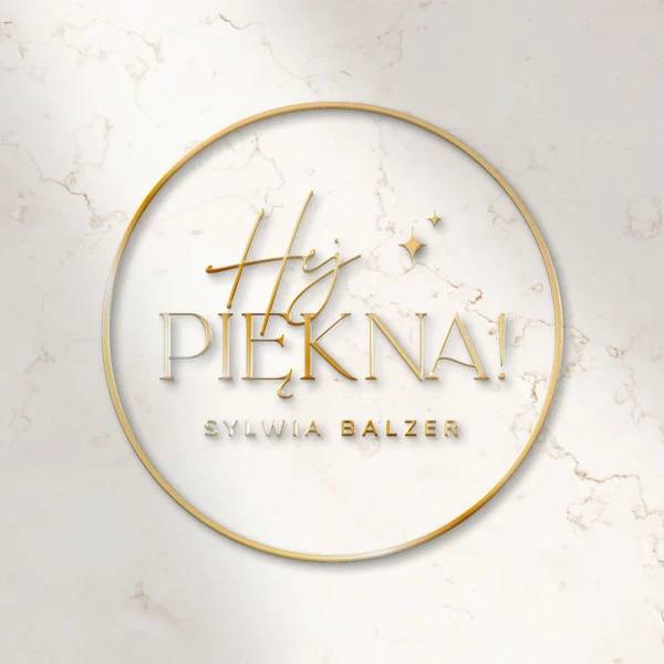 eleganckie złote logo „Hej Piękna” Sylwia Balzer na jasnym marmurowym tle w okrągłej ramce