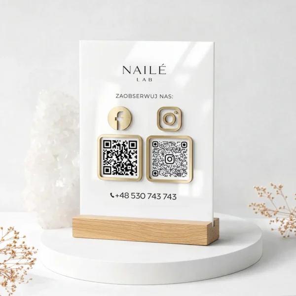 tabliczka z z kodem qr do social mediów na białej plexi ze złotymi elemenatmi
